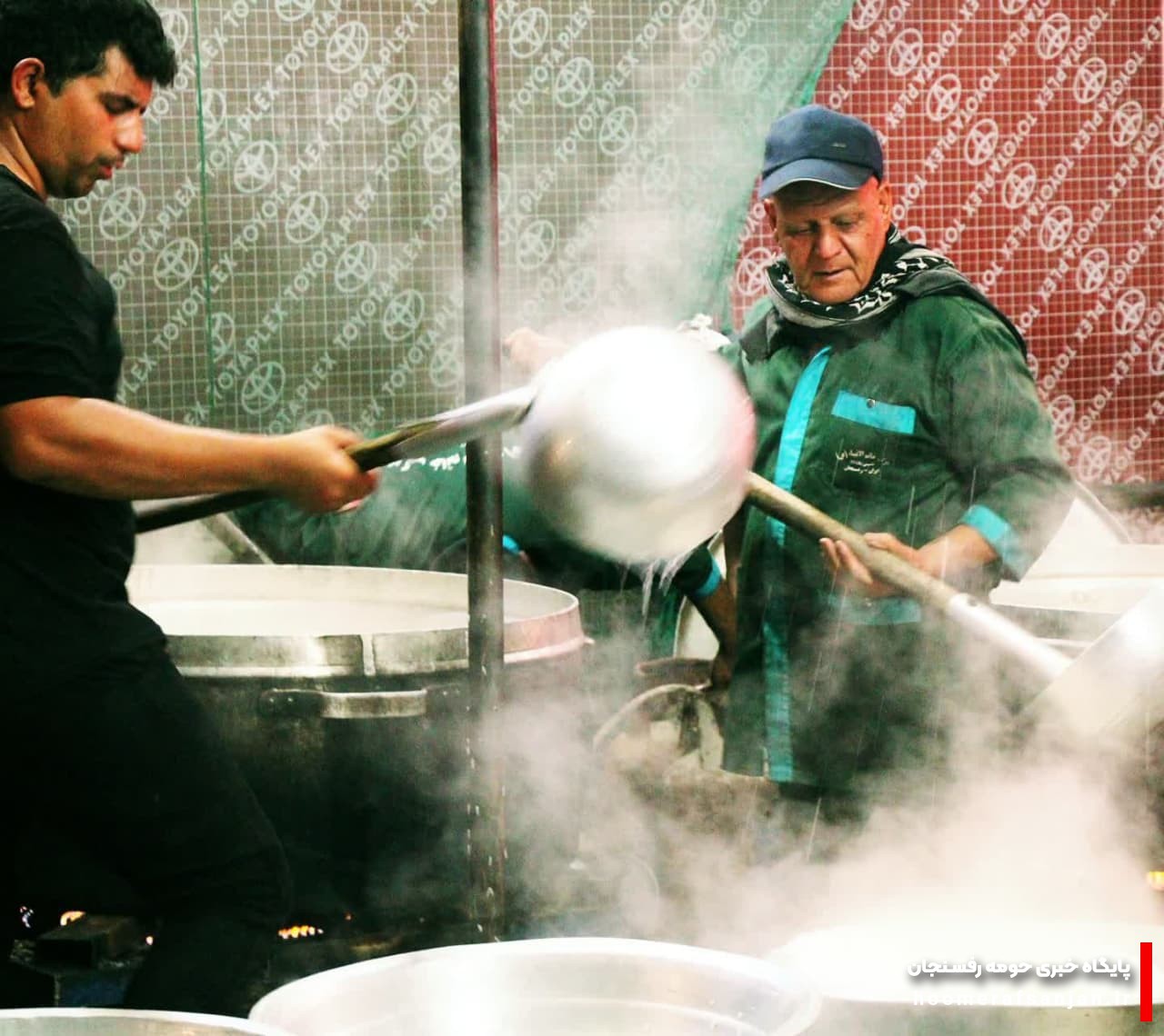 📷 طعام حسینی مردم رفسنجان بر دستان زائرین کربلا